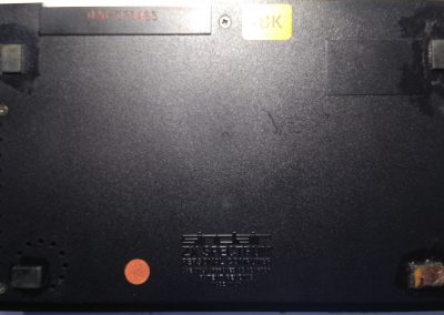 Parte inferior del Spectrum, retiramos los 5 tornillos.