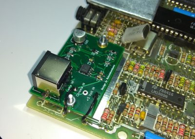 Los cables los soldamos a la placa y fijamos PCB con las 2 tuercas.