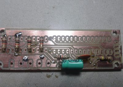 PCB y condensadores soldados.