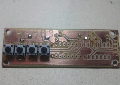 PCB y pulsadores soldados.