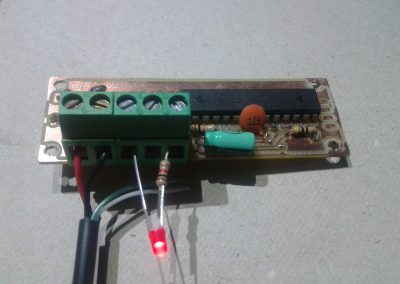 Comprobación de polaridad con un LED.