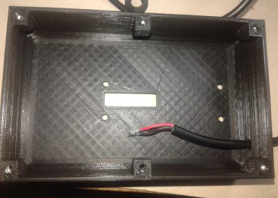Introducción cable alimentación USB en caja.