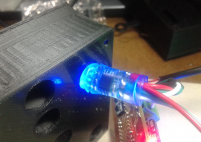 Introducción tercer LED en orificio.