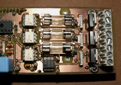 Insoladora detalle fusibles, optoacopladores,detector alterna y triacs