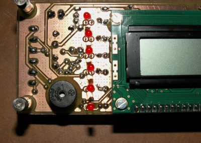 Insoladora detalle zumbador, leds y tornillos izquierda