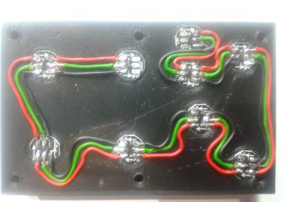 Masa cableada.