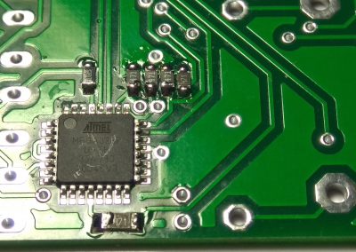 Resistencias SMD soldadas.