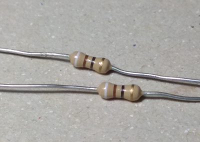 2 resistencias de 91 ohmios que soldamos en serie.