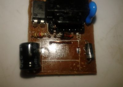 Colocamos puente para unir la pista que unía el cuerpo del conector USB.
