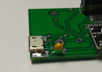 Detalle condensador C1 y conector micro USB..