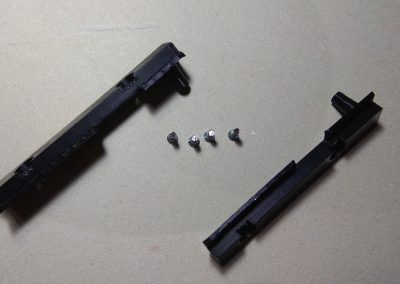 Tornillos y bridas sujección teclado.