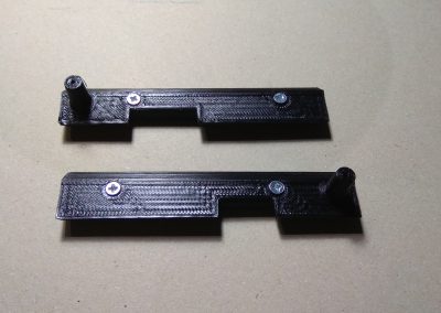Tornillos insertados en bridas sujección teclado.