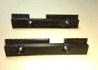 Tornillos insertados en bridas sujección teclado.