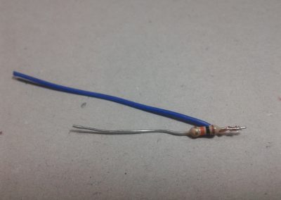 Preparamos 4 unidades de cablecillo con resistencia de 10K.