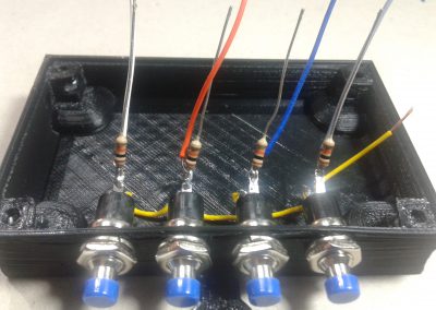 Soldamos los cablecillos con resistencia de 10K a cada terminal libre de los pulsadores.