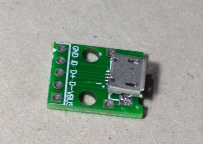 Adaptador micro USB.