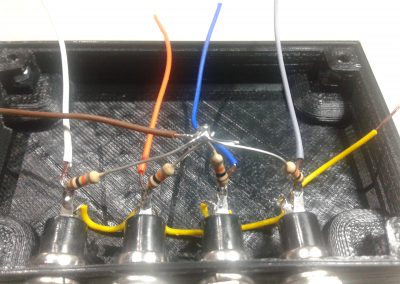 Unimos los extremos de las resistencias y les soldamos un cable.
