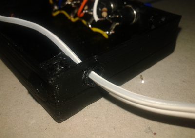 Pasamos cable de alimentación (220 v AC) por el orificio que existe para tal propósito.