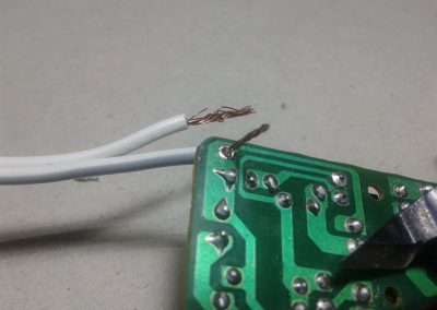 Introducimos cable a la PCB del cargador del móvil en la entrada de 220 v AC.