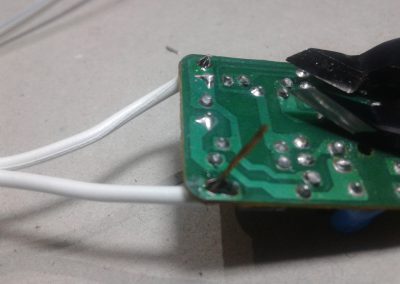 Soldamos cable a la PCB del cargador del móvil en la entrada de 220 v AC.