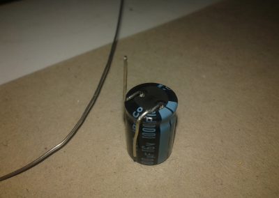 Doblamos los terminales del electrolítico de este modo para soldarlo al cargador del móvil.