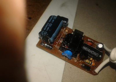 Soldamos el terminal negativo del electrolítico al puente que habíamos soldado antes.