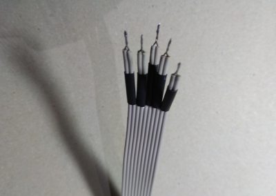 Detalle cable IDE con los hilos agrupados de 2 en 2 con los hilos trenzados cada 2 y con trozos de termoretráctil sueltos. Para conector KB1.