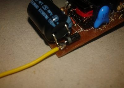 Soldamos el terminal positivo del electrolítico a cátodo del diodo.