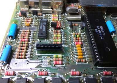 Conector KB1 que hay que retirar.