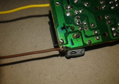 Soldamos los cables de la salida de 5V.