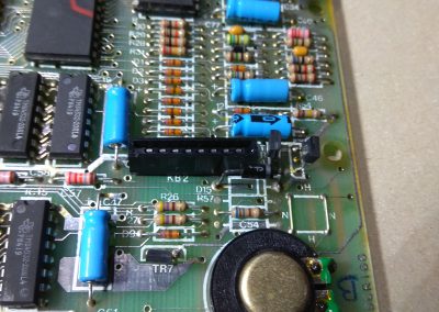 Conector KB2 que hay que retirar.