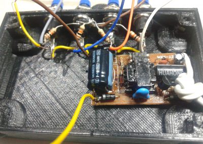 Pegamos el circuito cargador en el fondo de la caja al lado del agujero del cable de la alimentación a 220 v AC.
