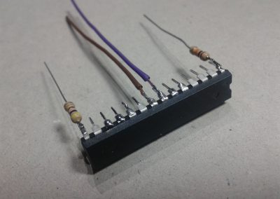 Soldamos al micro los cables y las resistencias de 470 ohmios y 10 K.
