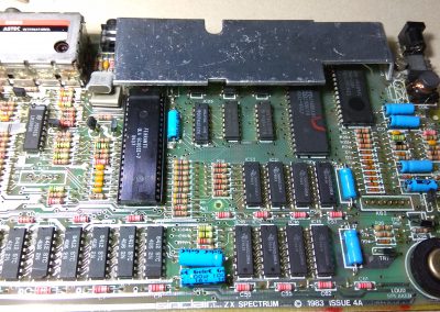 Placa con los orificios de los conectores de membrana limpios.