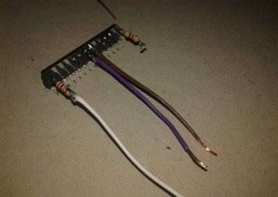 Recortamos las resistencias y le soldamos un cable a la resistencia de 10K. Dejamos estaño en el extremo libre de la resistencia de 470 ohmios.