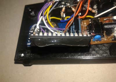 Echamos cola térmica en el micro para fijarlo a la caja.
