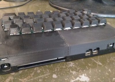 Vista posterior caja superior con el teclado. Quizá habría que haber elegido un color de plástico más oscuro. Se observa el adaptador micro USB.