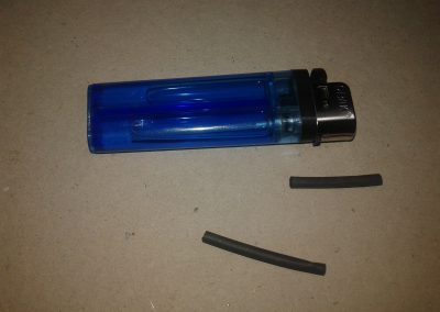 Para aislar las soldaduras de los cables usamos termoretráctil, y la llama de un encendedor par contraerlos.