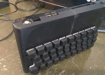Vista de caja superior con el teclado.