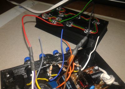 Detalle de como quedan las soldaduras de GNS y +5 V protegidas por el termoretráctil.