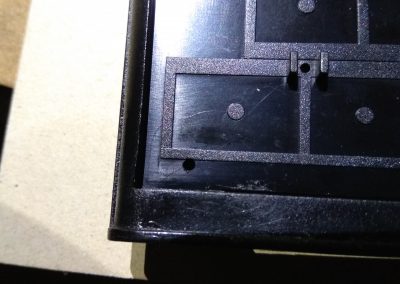 Detalle taladro para fijar teclado a ZX Spectrum original. 3 de 4.