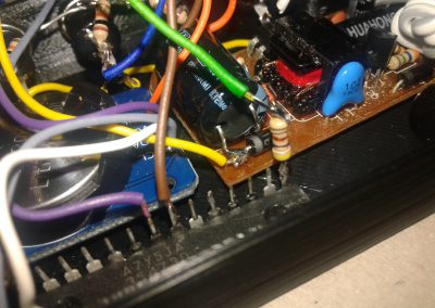 Soldamos el cable de datos de los LEDs a la resistencia de 470 ohmios del micro.