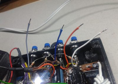 Estañamos los cables de los pulsadores para que resulte más fácil soldarlos.
