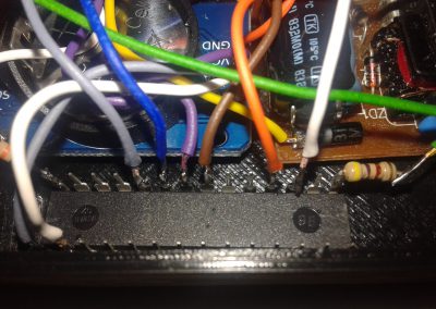 Soldamos los cables de los pulsadores al micro.