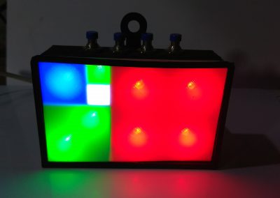 Vista reloj acabado y funcionando. Montado ahora con la `pantalla colocada. Se desliza de arriba hacia abajo por la ranura superior.