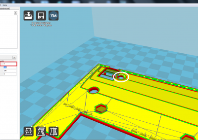 Vista de la pìeza 3D a imprimir de la tapa del ZX spectrum parte derecha; hacer pausa en cota z=4 mm para insertar 1 tuerca de M3 para fijar adaptador micro USB .
