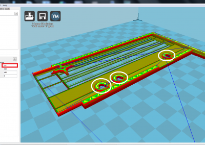 Vista de la pìeza 3D a imprimir de la tapa del ZX spectrum parte izquierda; hacer pausa en cota z=5,6 mm para insertar 3 tuercas de M3 .