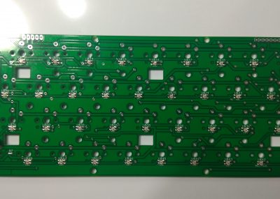 PCB con todos los elementos soldados. Hecho con paciencia, pulso firme y una buena dosis de tila, jejeje. Debajo del conector de programación (opcional) están marcadas R6 y R7 (de 0 ohmios) en mi caso he soldado con estaño los PADs. Se hizo para facilitar enrutado de pistas.