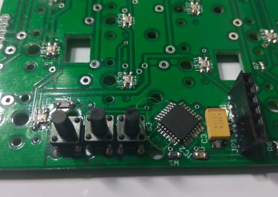 Detalles de la zona del micro. Se suelda un cable desde el pin nº2 (RXI) al conector de programación por un problema de enrutado. En los fotolitos y gerbers se ha corregido este error.
