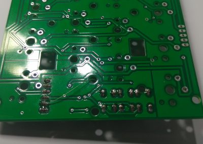Detalles de la zona del conector de programación micro donde se el cable desde el pin nº2 (RXI) del micro. En los fotolitos y gerbers se ha corregido este error.